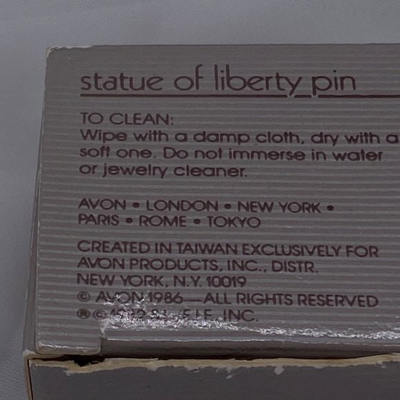 Jewelry Vintage Avon Stautue of Liberty Pin Lapel  in Original Box - Picture 2 of 3